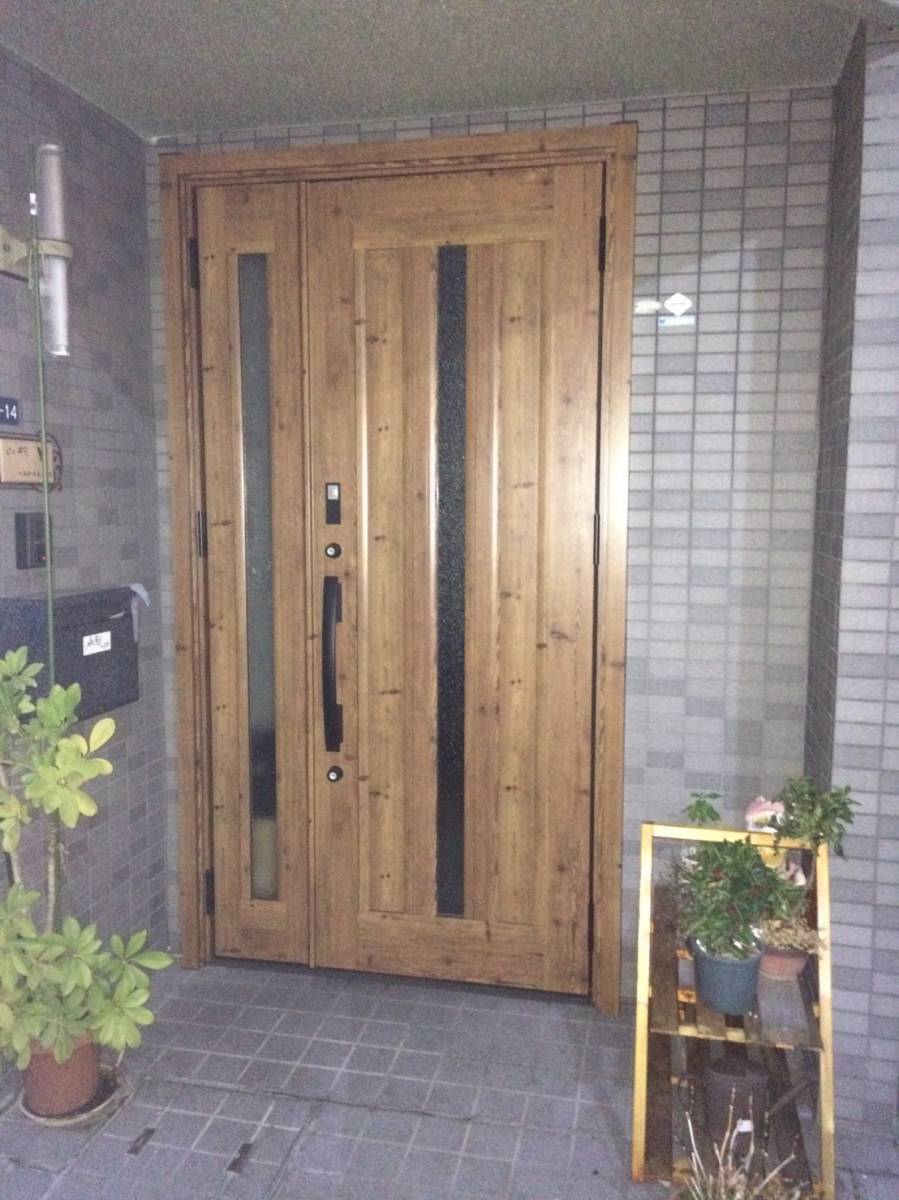 窓ドア京橋駅前店の木目が優しい機能的なドアの施工後の写真1