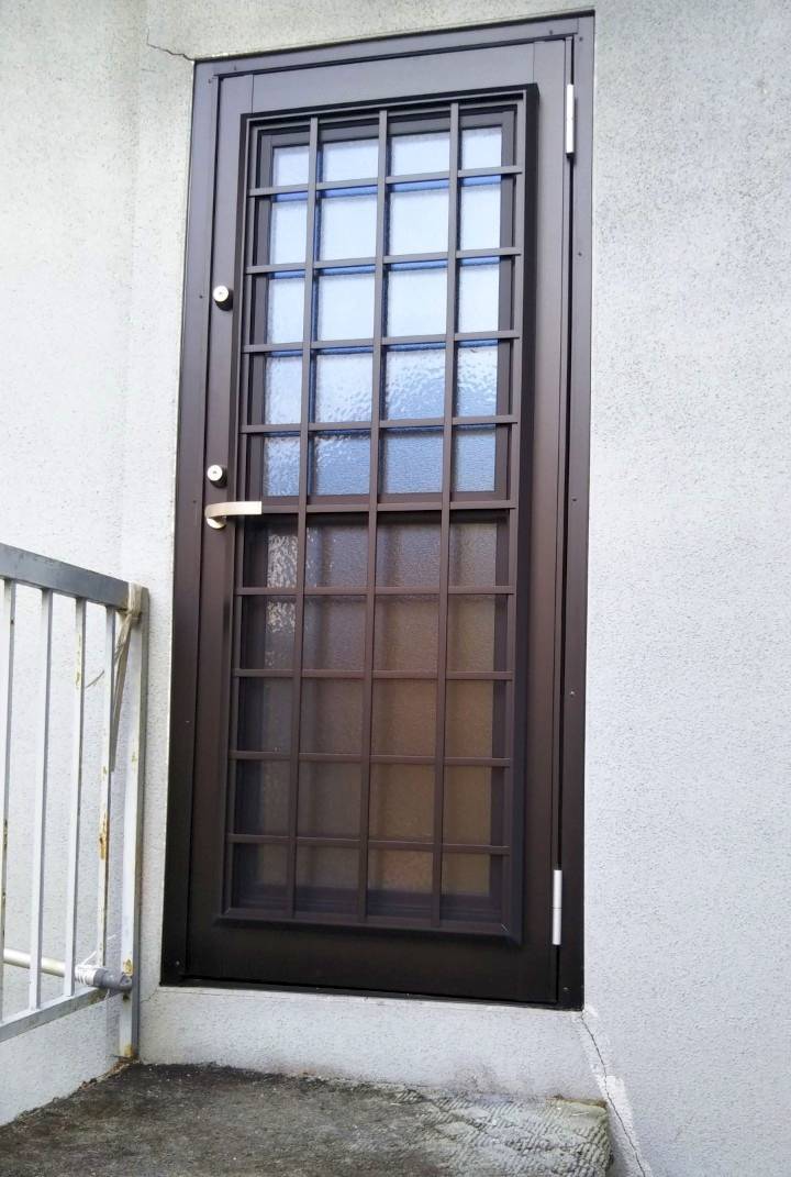 窓ドア京橋駅前店の裏口に通風ドアを設置の施工後の写真1