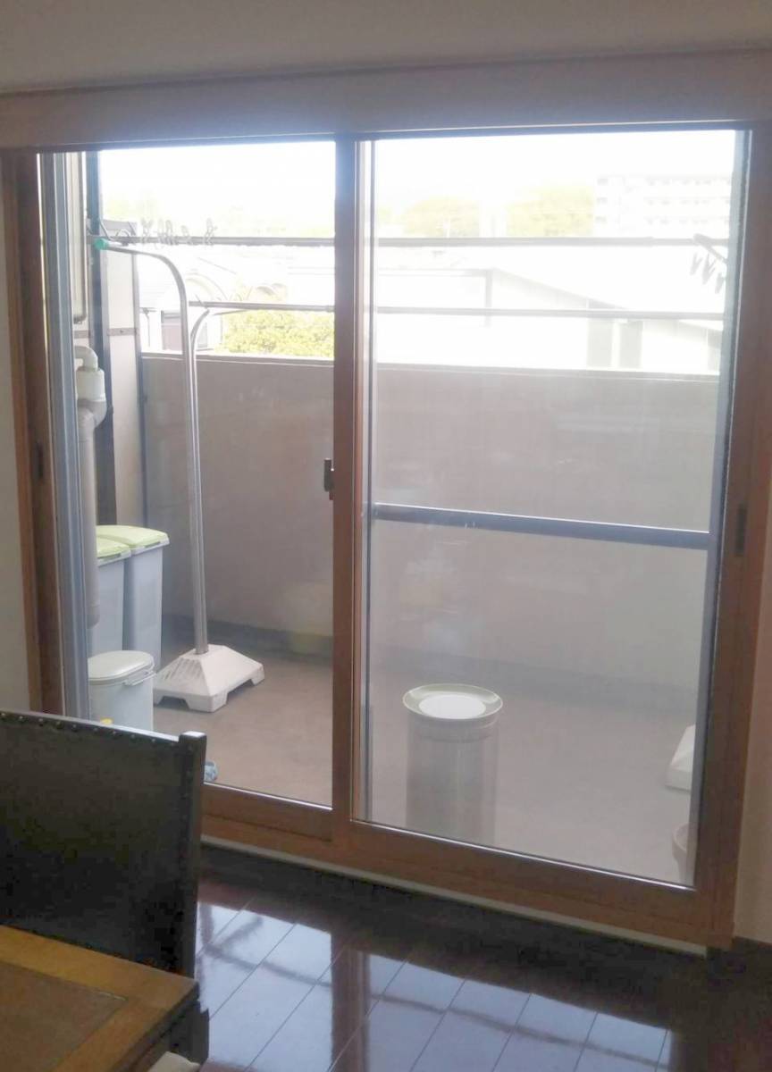 窓ドア京橋駅前店の掃き出し窓に二重窓でリビング省エネ（京都市）の施工後の写真1