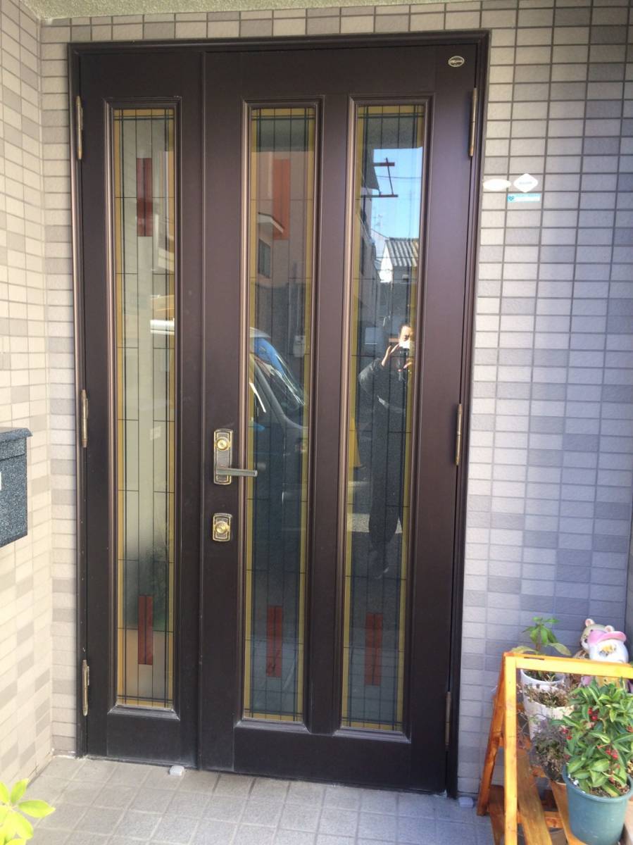 窓ドア京橋駅前店の木目が優しい機能的なドアの施工前の写真1