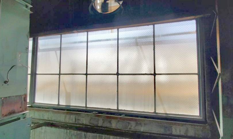 窓ドア京橋駅前店の工場のスチール窓を窓交換の施工前の写真1