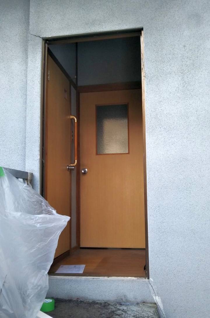 窓ドア京橋駅前店の裏口に通風ドアを設置の施工前の写真1