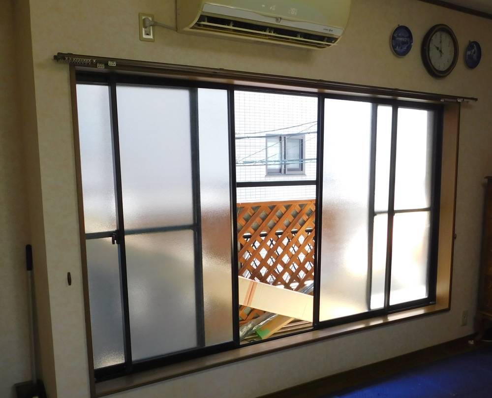 窓ドア京橋駅前店の動かなくなった窓を交換の施工前の写真1