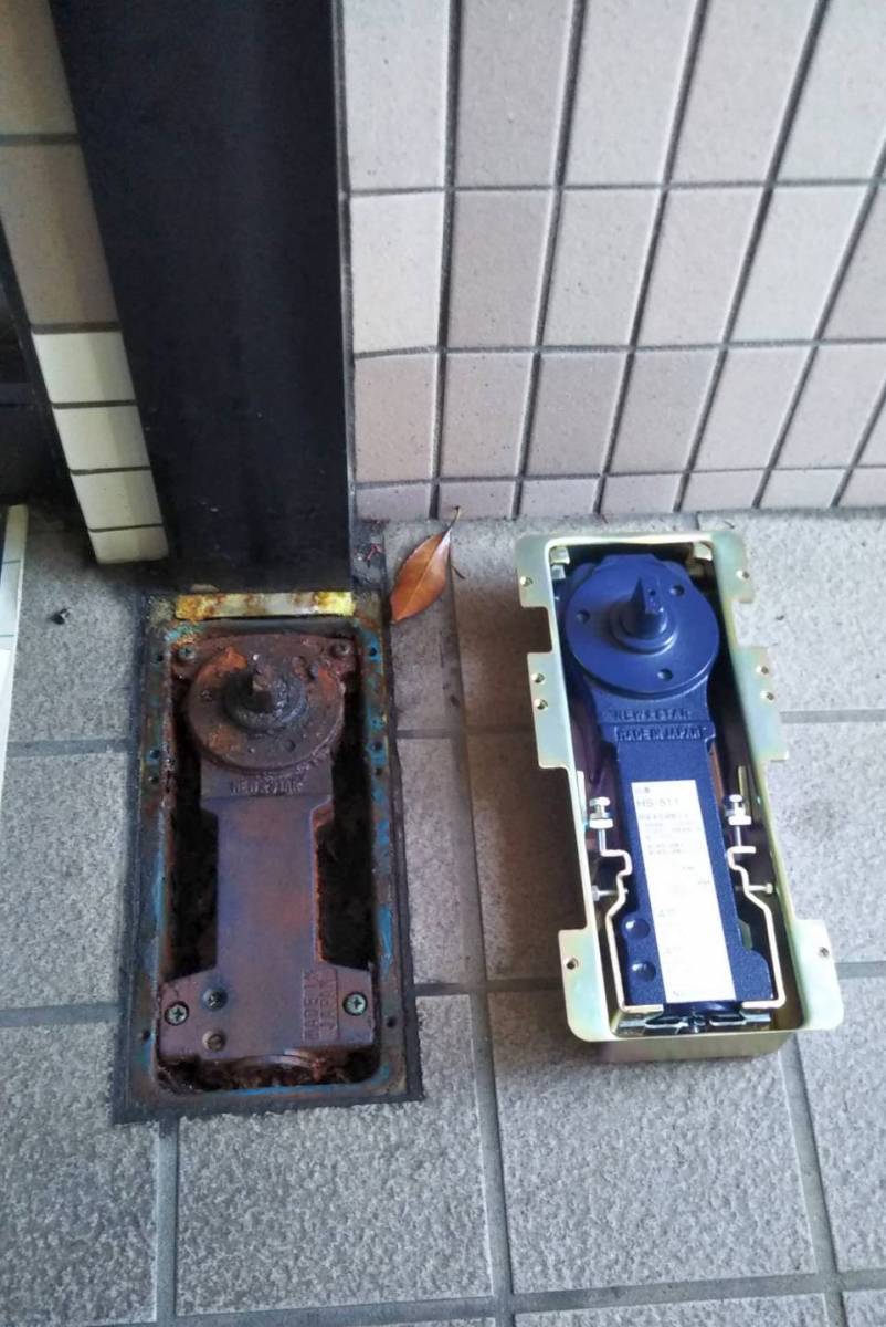 窓ドア京橋駅前店の店舗ドアのフロアヒンジを交換（大阪市）の施工前の写真2
