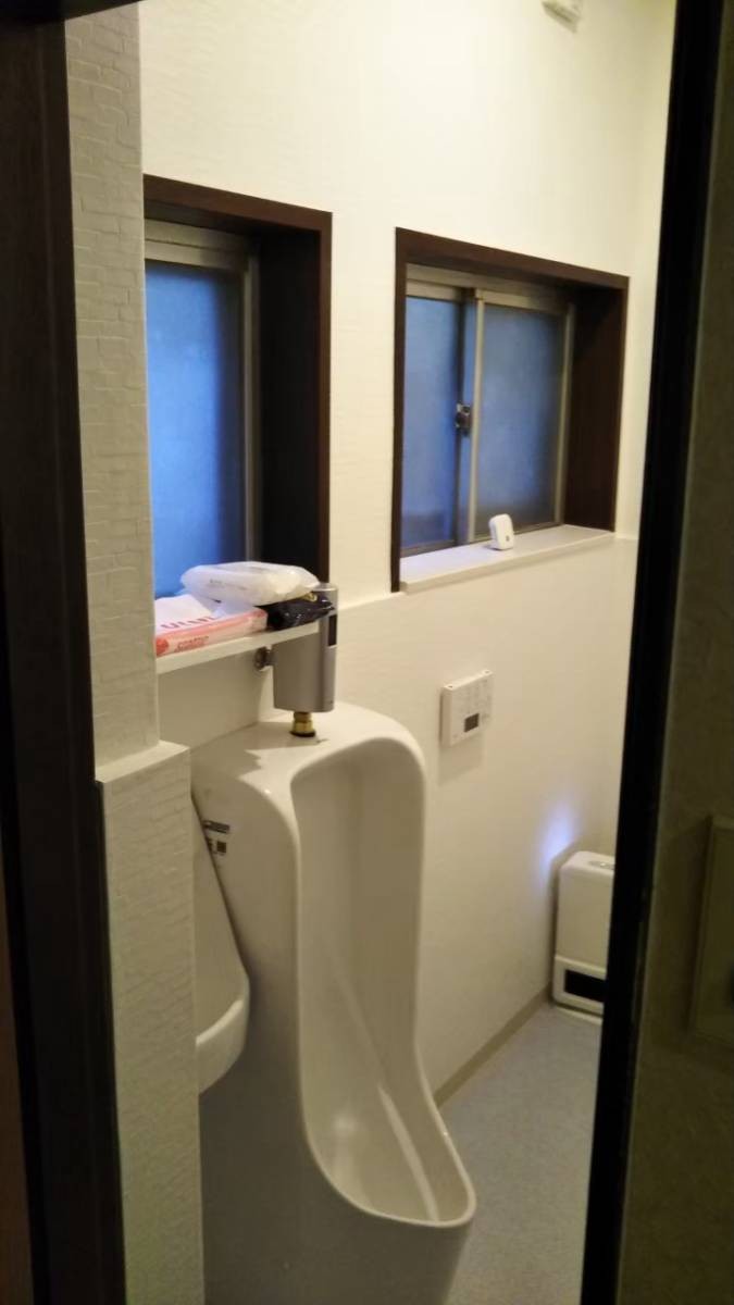 窓ドア京橋駅前店の東大阪市  トイレにインプラスの施工前の写真2