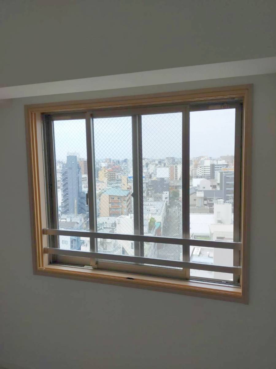 窓ドア京橋駅前店のマンション窓に二重窓（大阪市）の施工前の写真1