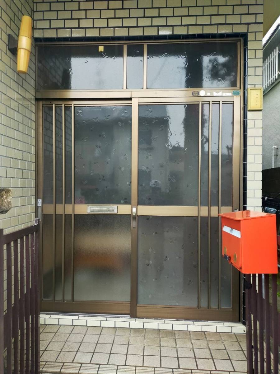 窓ドア京橋駅前店の防犯上も安心の引戸に(八尾市)の施工前の写真1