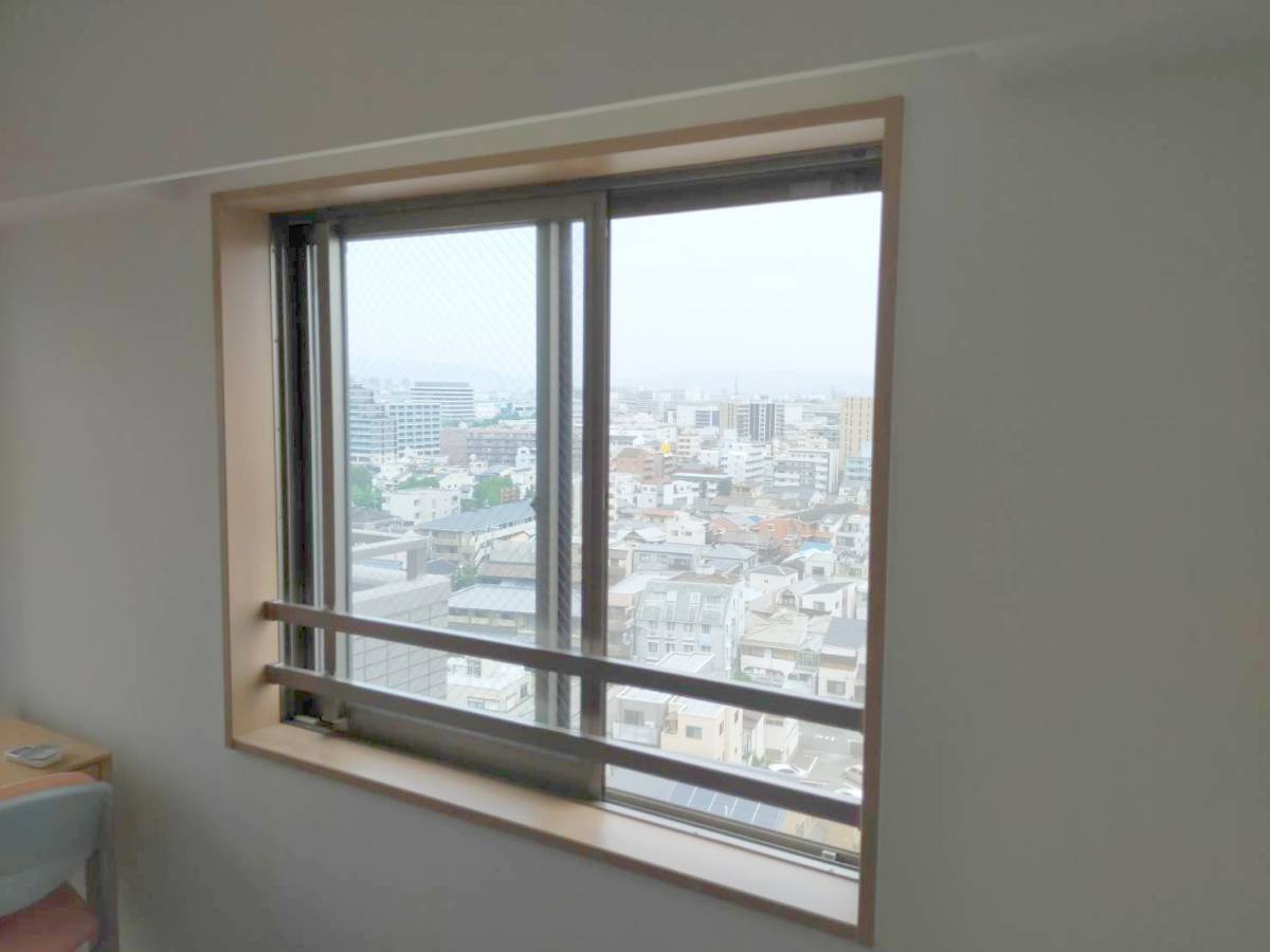 窓ドア京橋駅前店のマンション窓に二重窓（大阪市）の施工前の写真2
