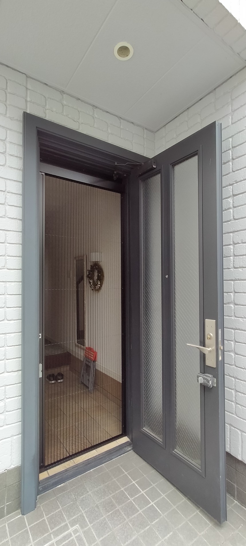 戸建て住宅　玄関網戸の取付 窓ドア京橋駅前店のブログ メイン写真