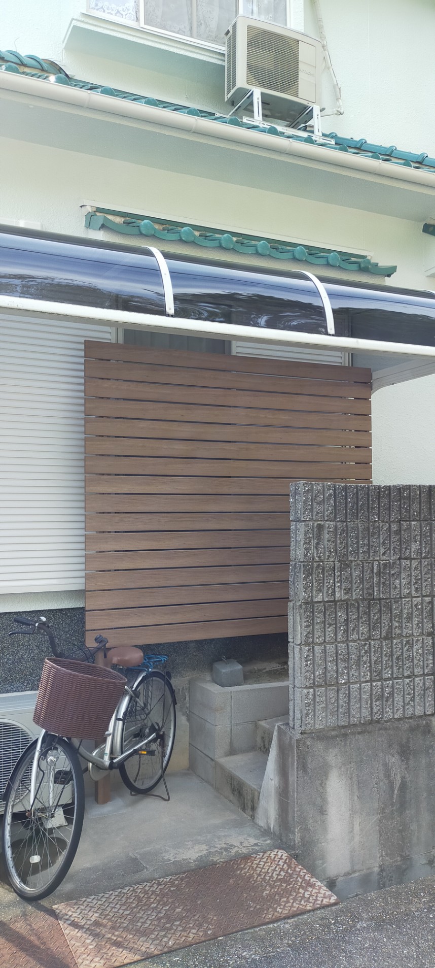 道路に面した窓に目隠しスクリーン 窓ドア京橋駅前店のブログ メイン写真