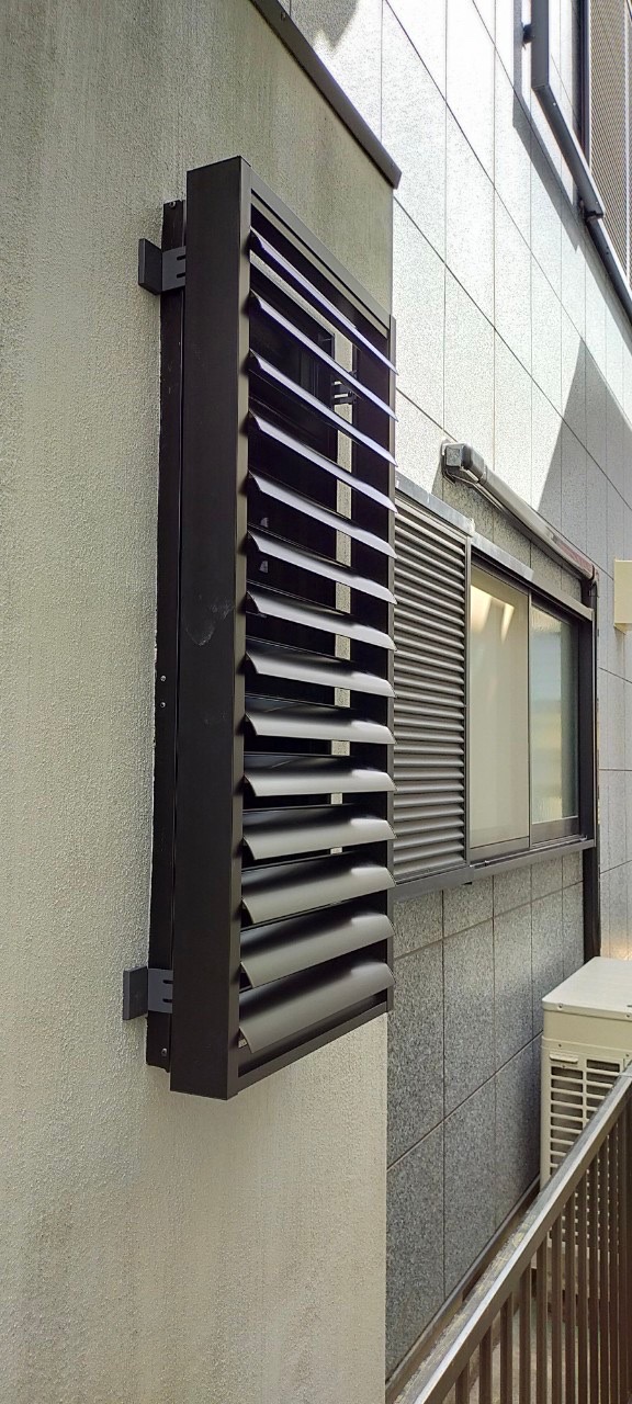窓ドア京橋駅前店のお風呂の窓の目隠しに、可動式ルーバー！の施工後の写真2