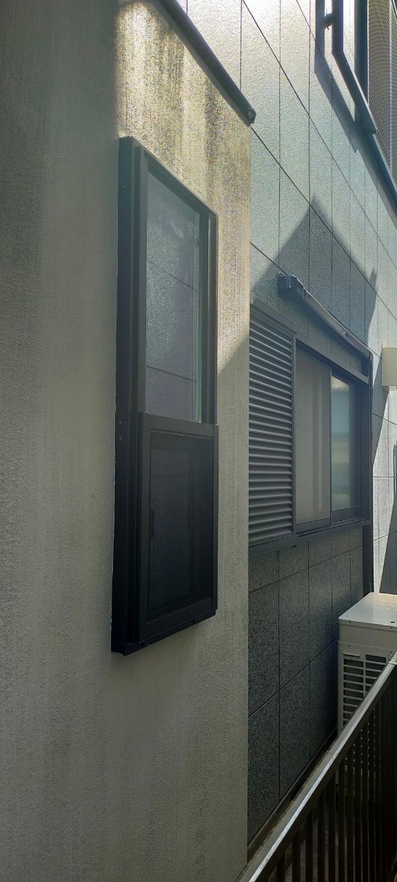 窓ドア京橋駅前店のお風呂の窓の目隠しに、可動式ルーバー！の施工前の写真1