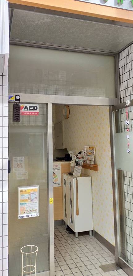 窓ドア京橋駅前店の換気のため、ドア上の嵌め殺し窓を開閉できるように（大阪市）の施工前の写真1