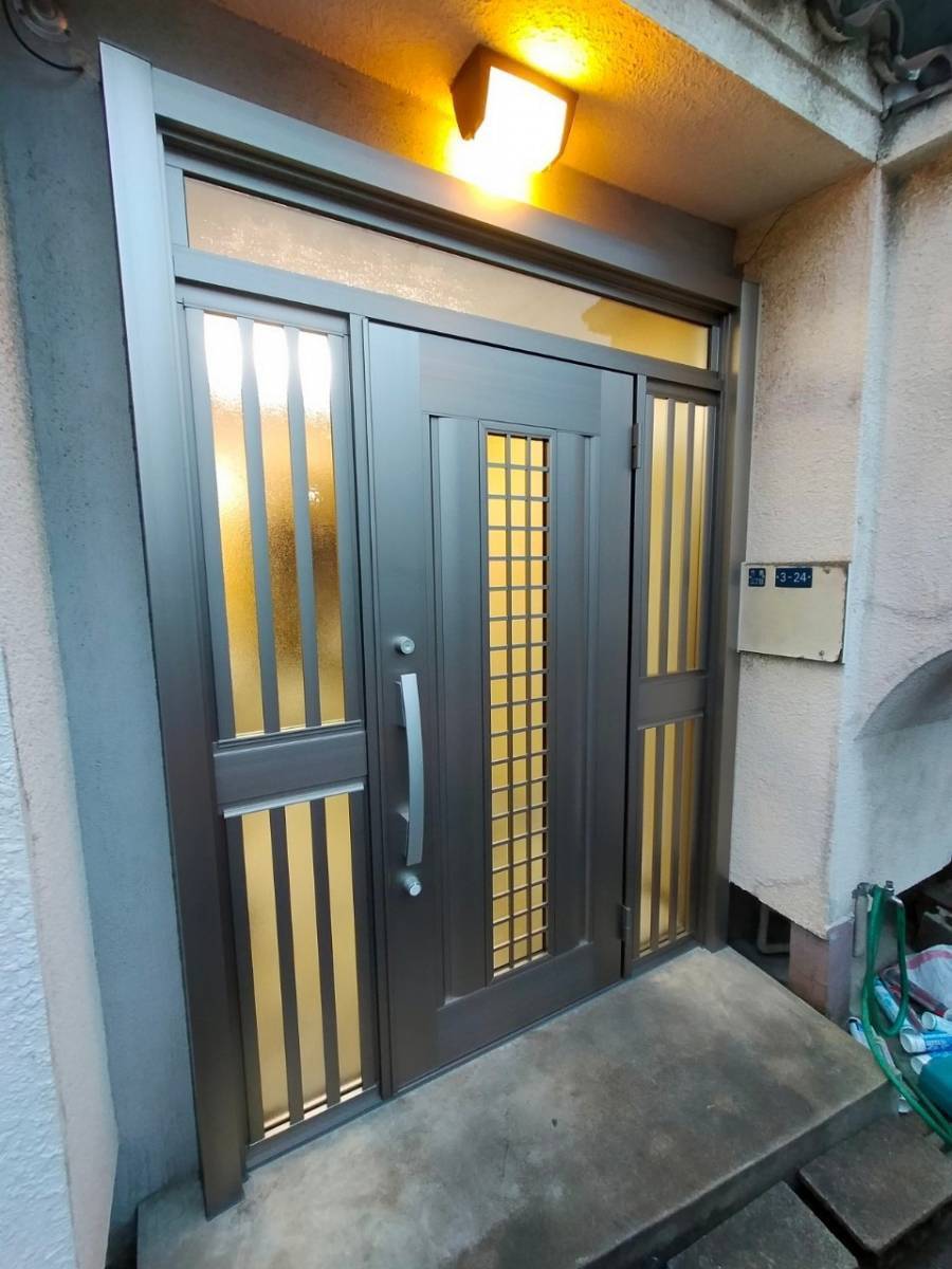 窓ドア京橋駅前店の事務所ドアを安全に素敵に（大阪市西区）の施工後の写真1