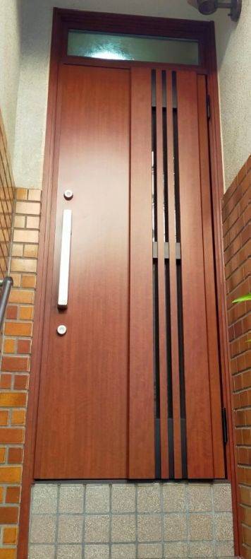 窓ドア京橋駅前店の玄関リノベ　リシェント3M83型ランマ付き(淀川区）鍵を閉めたまま換気が可能な採風：ポートマホガニーの施工後の写真1