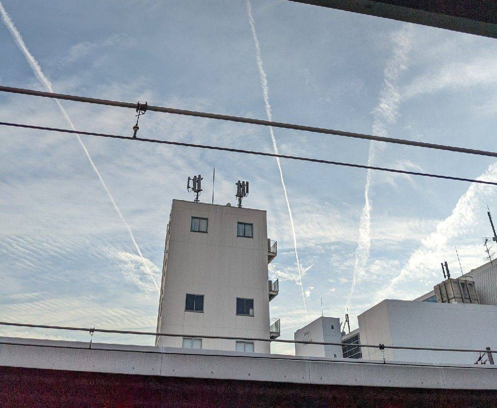 昨日、ひこうき雲を京橋駅で夕方見つけました❕　　　　本日は曇り空 窓ドア京橋駅前店のブログ メイン写真