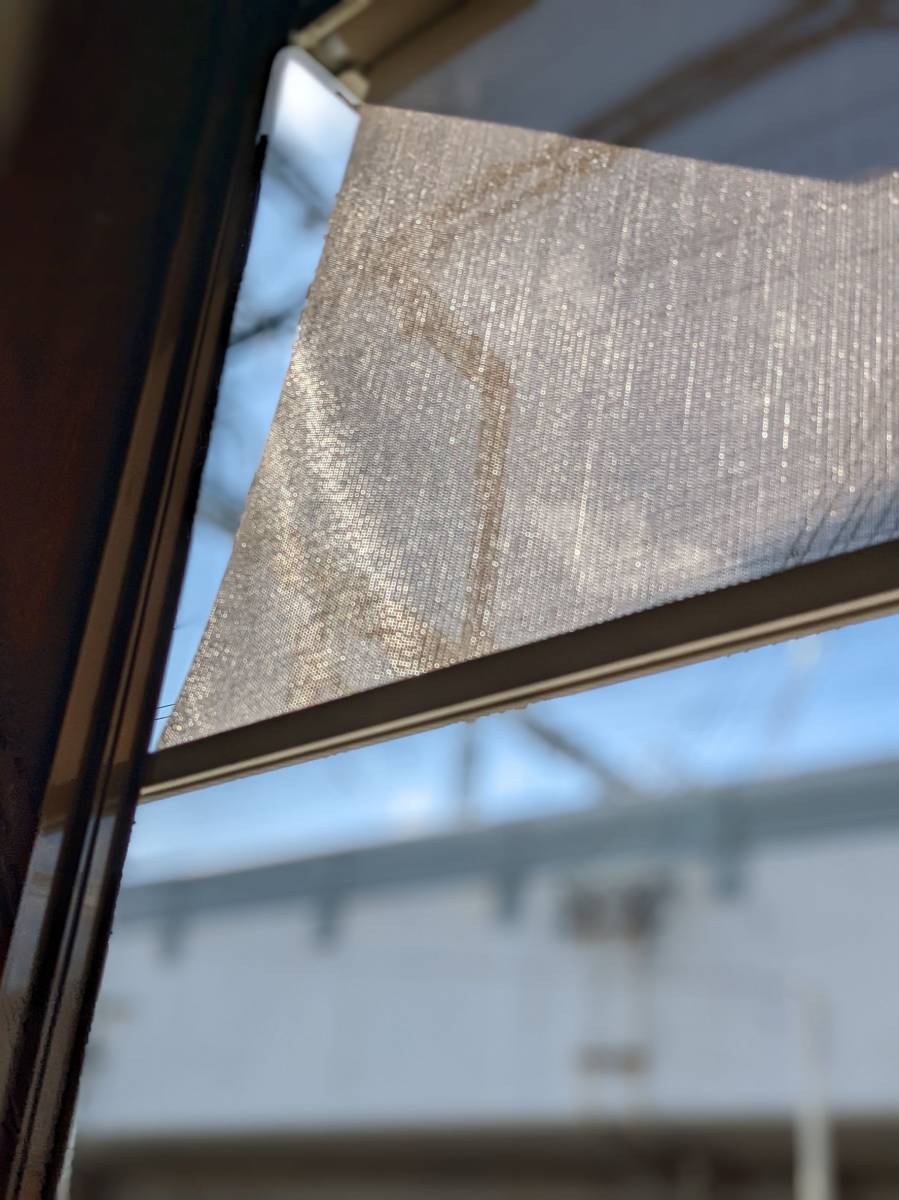 窓ドア京橋駅前店の都島区　木製窓リノベ　2階の窓にスタイルシェード　外はスタイリッシュ❕　中は懐かしいレトロ木製窓の施工後の写真3