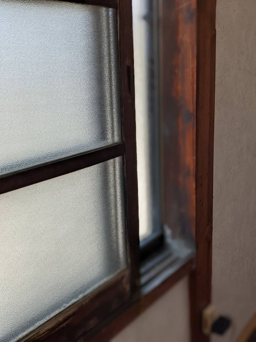 窓ドア京橋駅前店の都島区　木製窓リノベ　2階の窓にスタイルシェード　外はスタイリッシュ❕　中は懐かしいレトロ木製窓の施工前の写真1