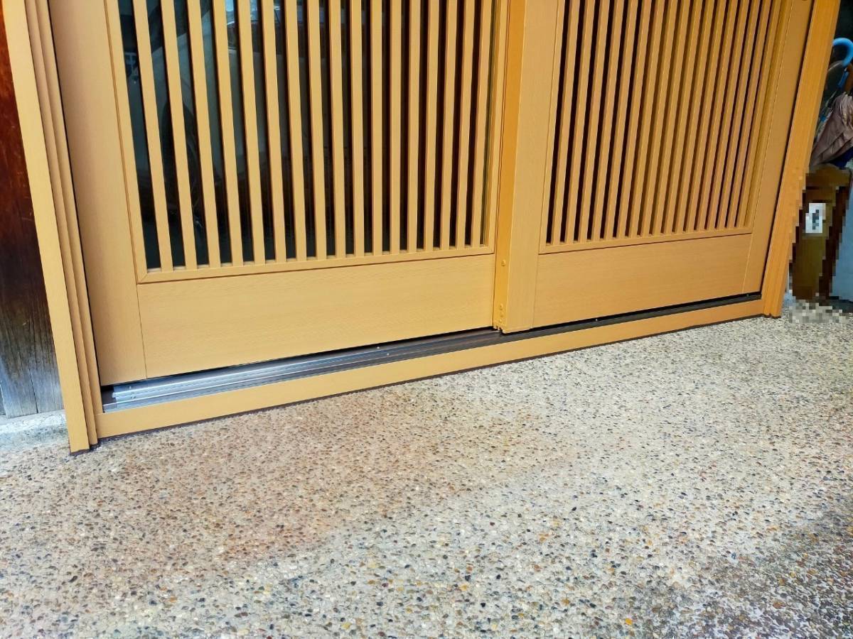 窓ドア京橋駅前店の引戸取り換え❕一日でランマはそのまま❕　　純和風な飴色の格子が印象的な玄関　ランマはそのままにの施工後の写真1