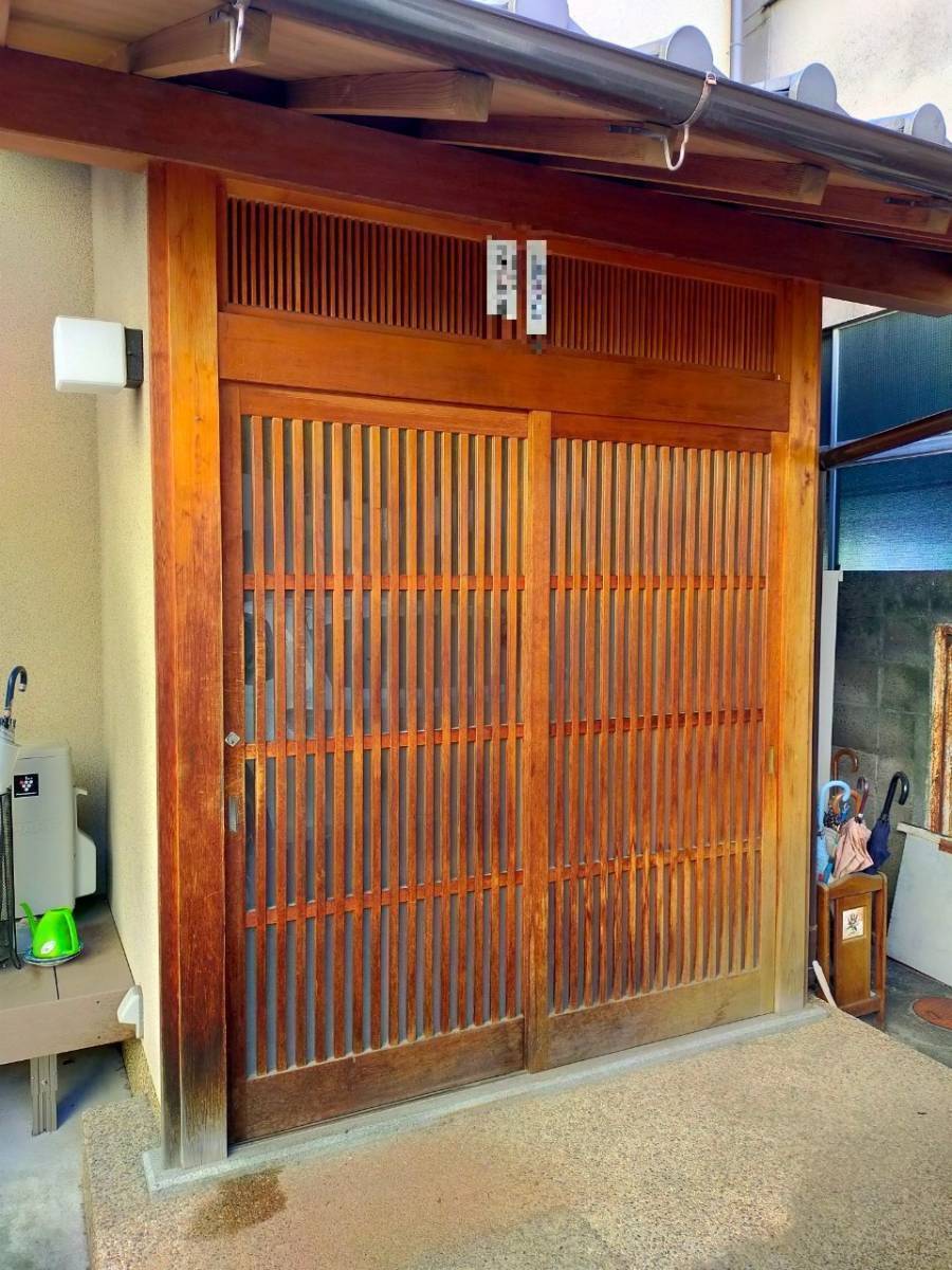 窓ドア京橋駅前店の引戸取り換え❕一日でランマはそのまま❕ 純和風な飴色の格子が印象的な玄関 ランマはそのままにの施工前の写真1