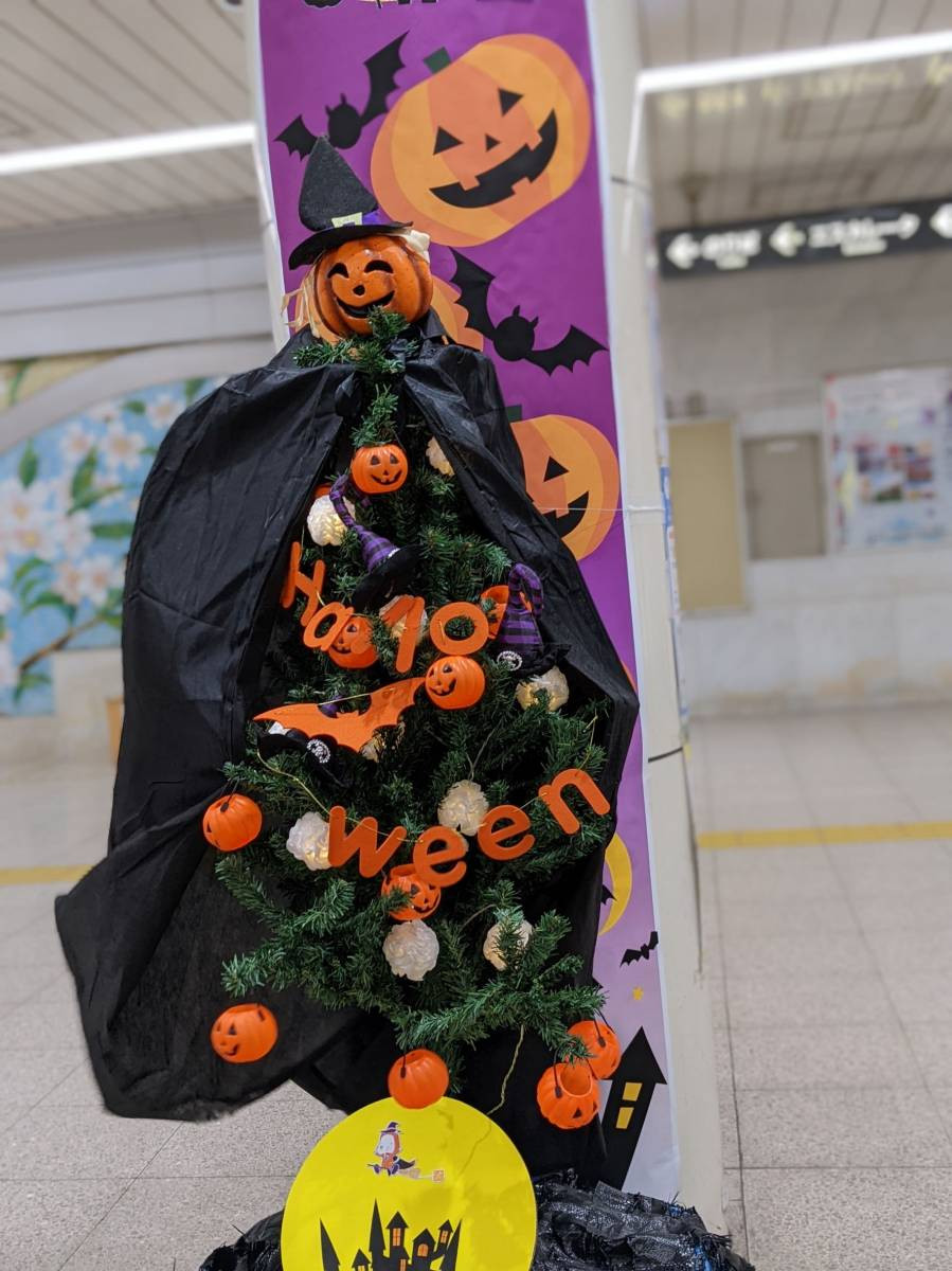 京橋駅　手作りハロウィン人形✨　10月のハロウィン飾りつけの後ろに・・・夏飾り、メダカの鉢があります😊 窓ドア京橋駅前店のブログ メイン写真
