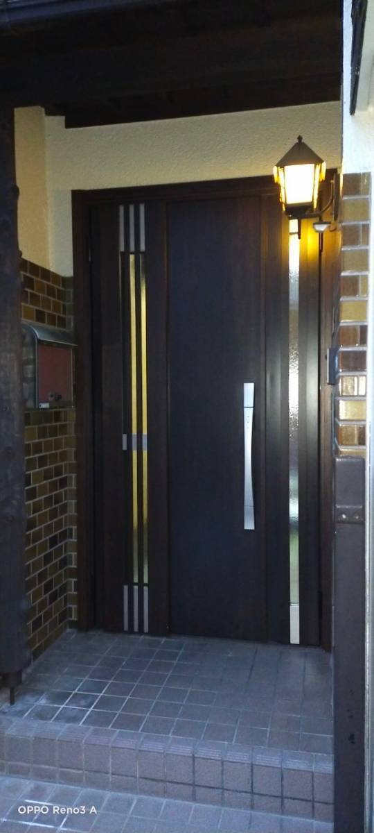 窓ドア京橋駅前店の大阪ファミロック仕様に玄関交換❕　最近の玄関は、車のキーみたいにオートロックで玄関が開くねん❕😊　の施工後の写真1
