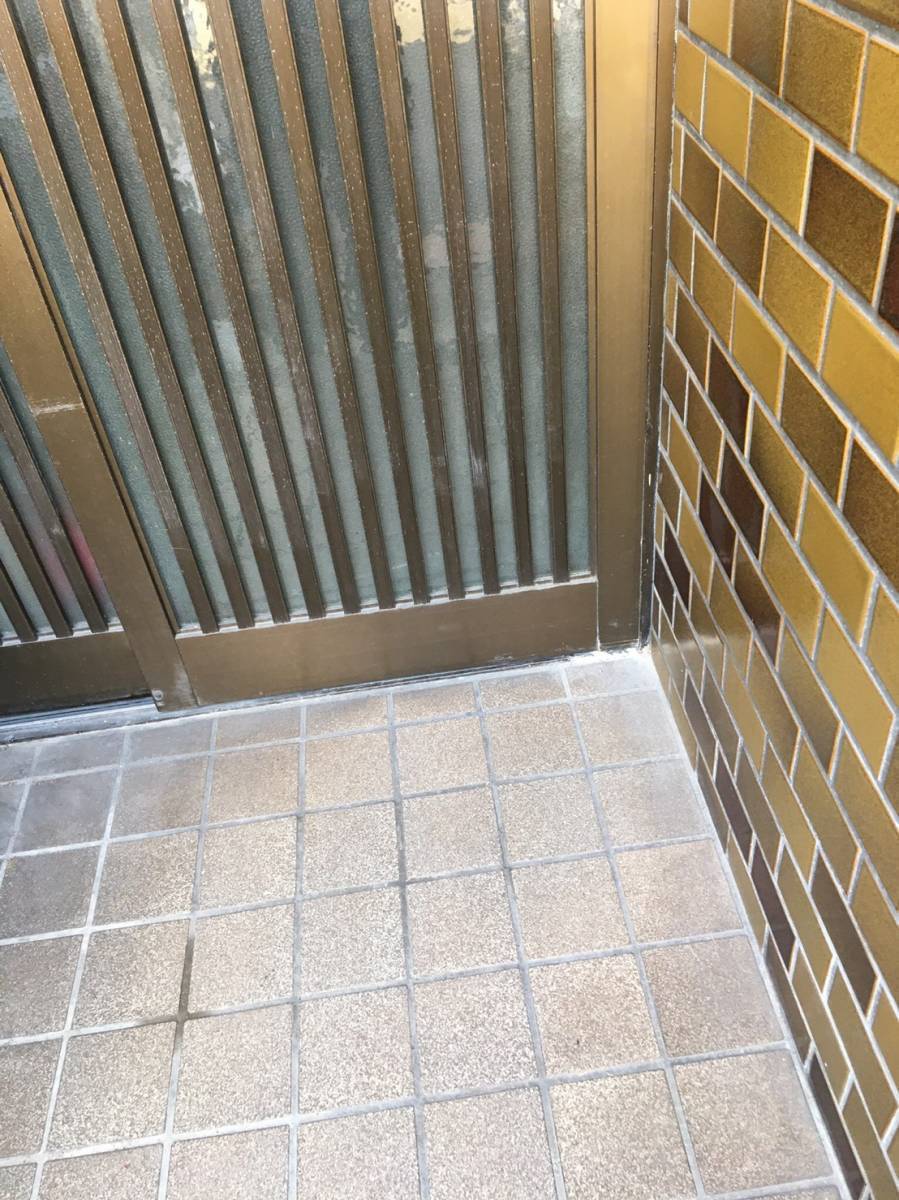 窓ドア京橋駅前店の大阪ファミロック仕様に玄関交換❕　最近の玄関は、車のキーみたいにオートロックで玄関が開くねん❕😊　の施工前の写真2