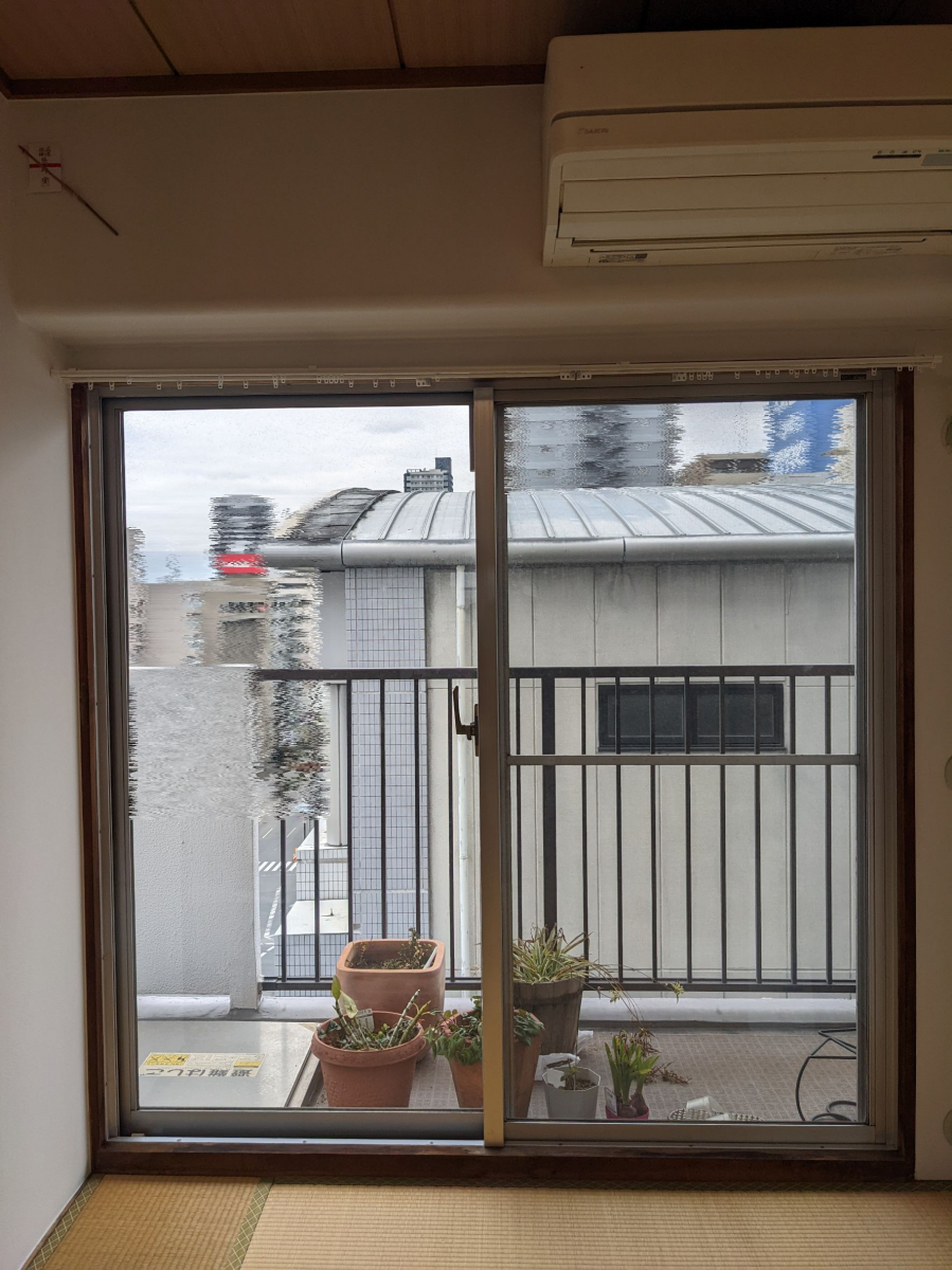 窓ドア京橋駅前店の2月大阪市　北区　マンションの大きなテラス窓にインプラス6ヶ所設置。の施工前の写真2