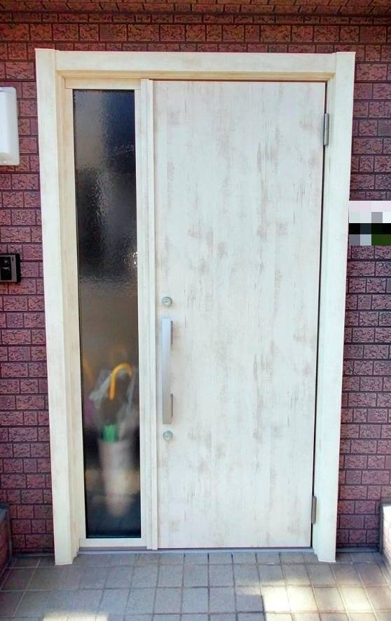 窓ドア京橋駅前店の木目のきれいな白いドア（大阪市阿倍野区）の施工後の写真1