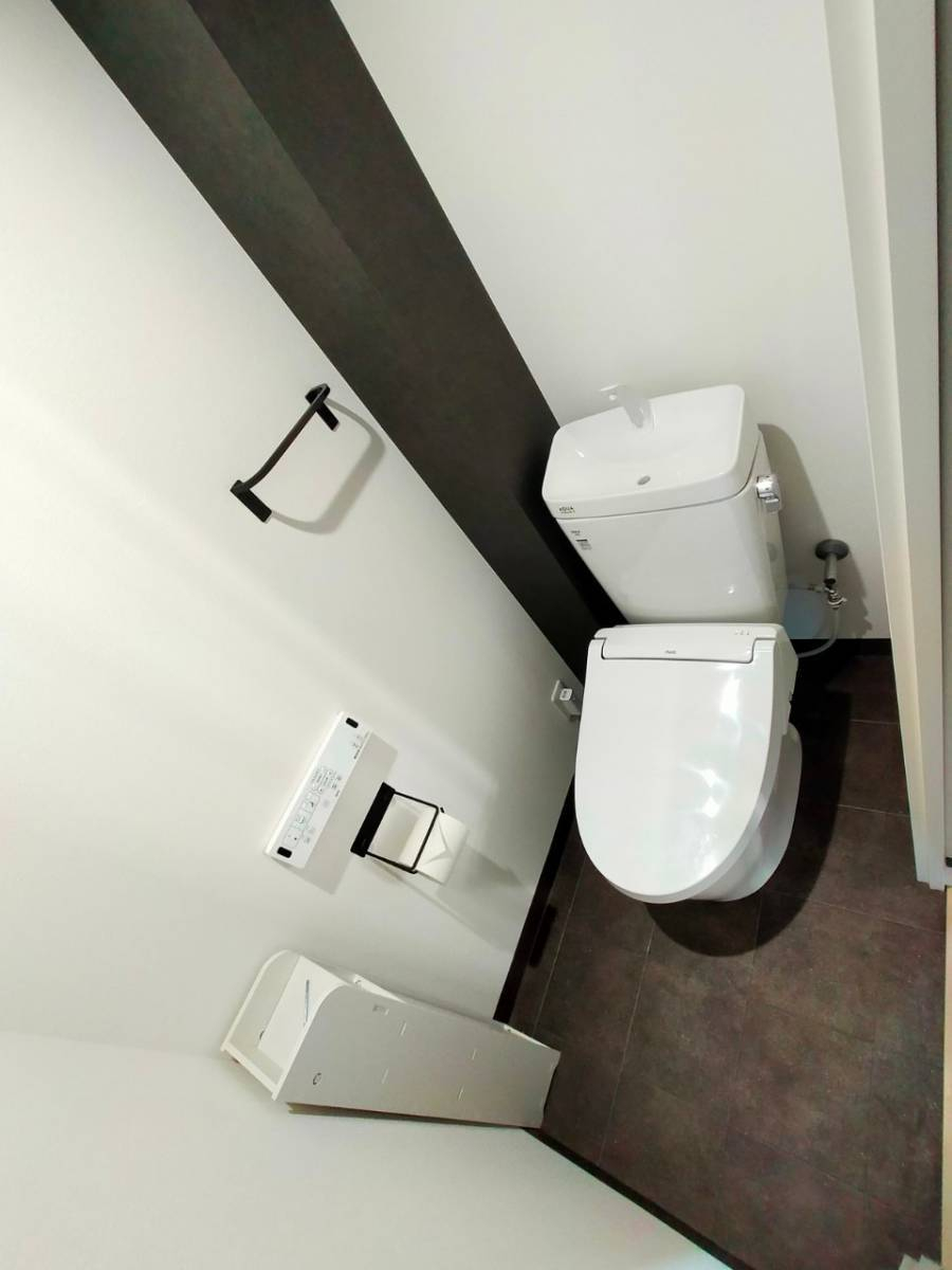 窓ドア京橋駅前店のLIXIL　トイレ　アメージュ　『アクアセラミック』INAXの実力は折り紙付きの世界基準です。の施工後の写真2