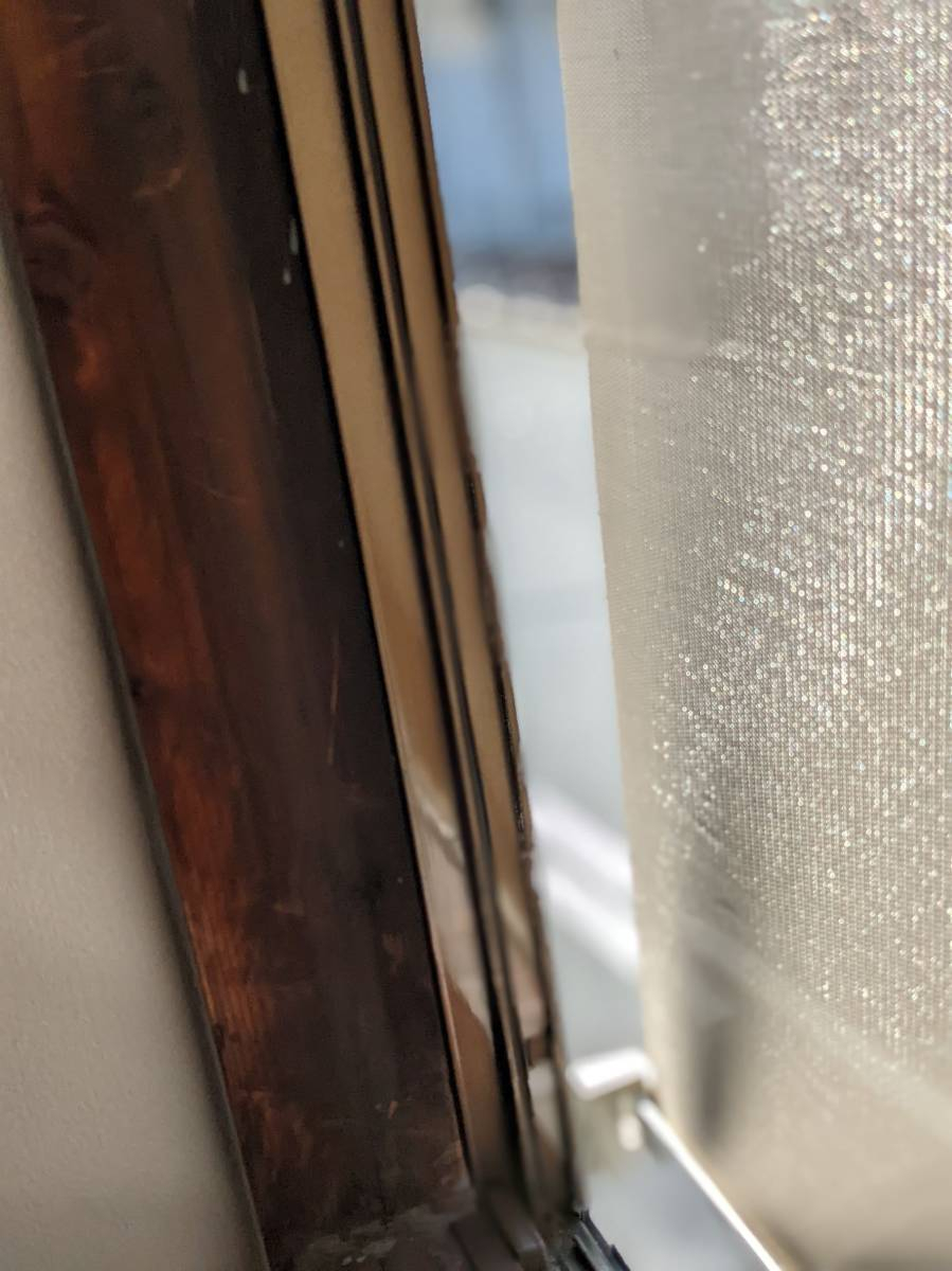 窓ドア京橋駅前店の都島区　木製窓リノベ　2階の窓にスタイルシェード　外はスタイリッシュ❕　中は懐かしいレトロ木製窓の施工後の写真2