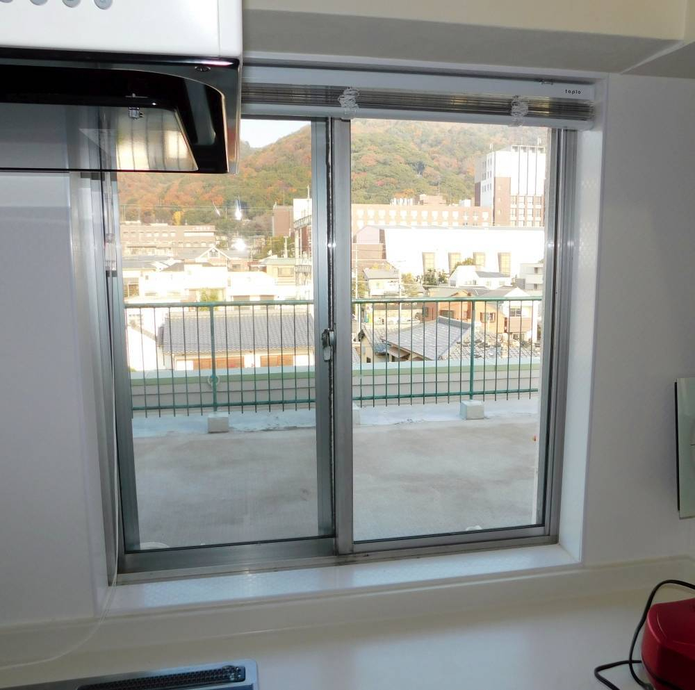 窓ドア京橋駅前店の内窓インプラス設置で断熱性アップの施工前の写真1