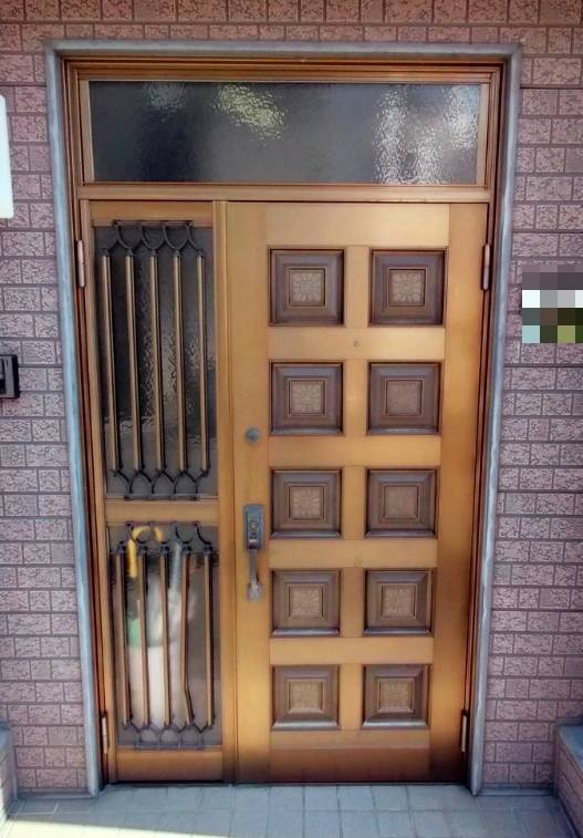 窓ドア京橋駅前店の木目のきれいな白いドア（大阪市阿倍野区）の施工前の写真1