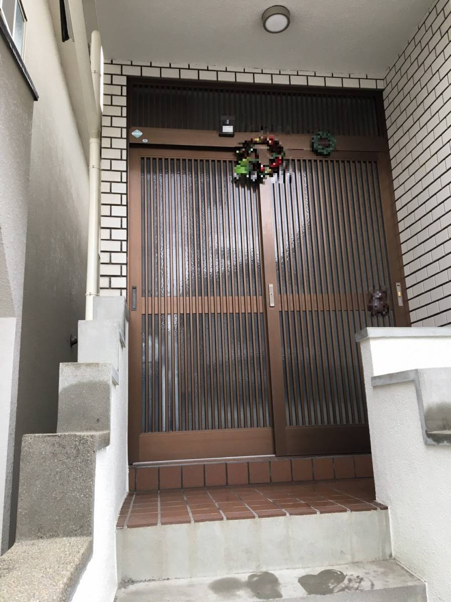 窓ドア京橋駅前店の高槻市　和風な格子が印象的なランマのついた引戸から、ランマを取り払い背を高くした引戸へ❕リノベ✨の施工前の写真1