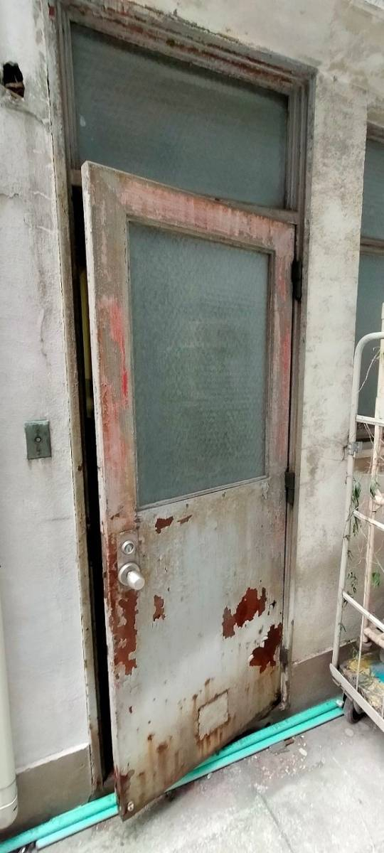 窓ドア京橋駅前店の病院裏口ドアを交換（大阪市中央区）の施工前の写真1