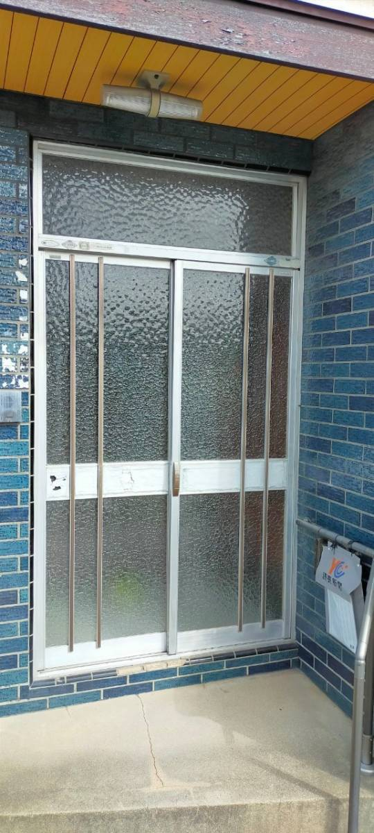 窓ドア京橋駅前店のシャイングレーが映える玄関（枚方市）の施工前の写真1