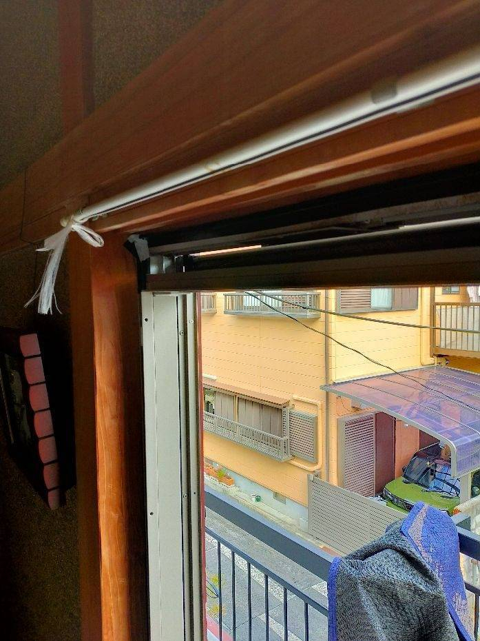 窓ドア京橋駅前店の二階掃き出し窓をリプラスで交換（箕面市）の施工前の写真1