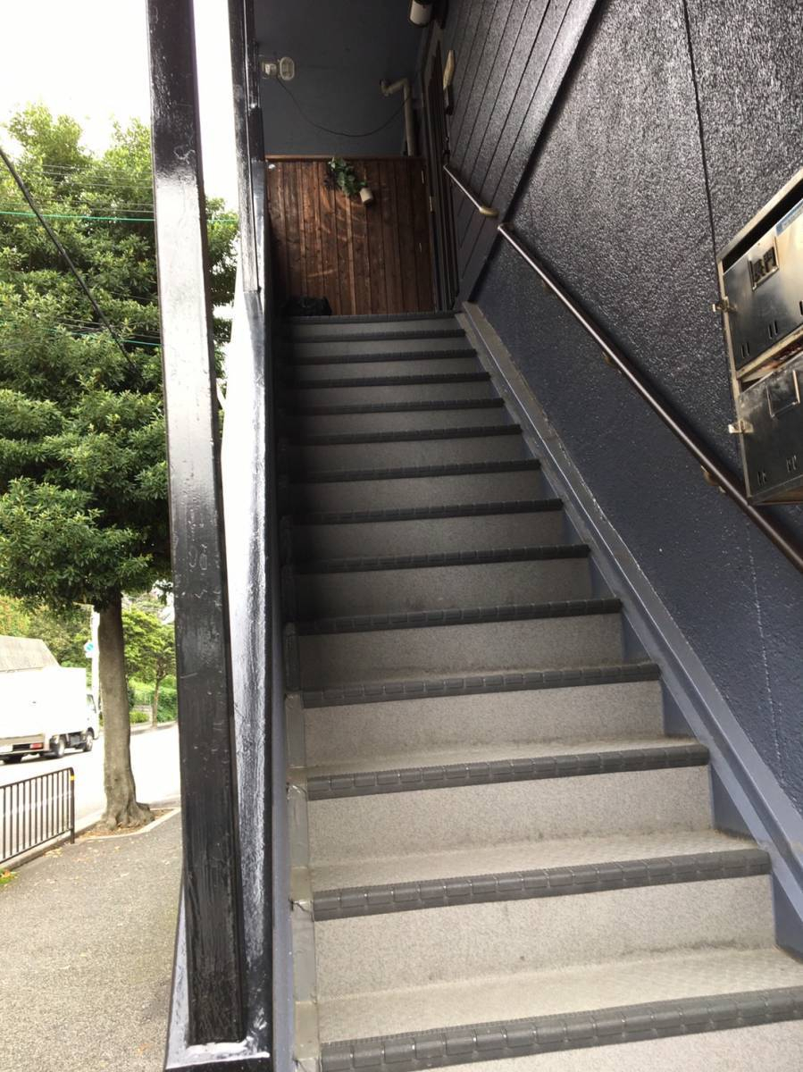 窓ドア京橋駅前店の大阪府　豊中市　片開き　玄関　歩道に面した階段のみで二階へ・・・の玄関工事も可能です。の施工前の写真2