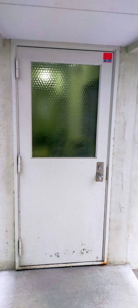 窓ドア京橋駅前店の病院裏口ドアを交換（大阪市中央区）の施工前の写真2