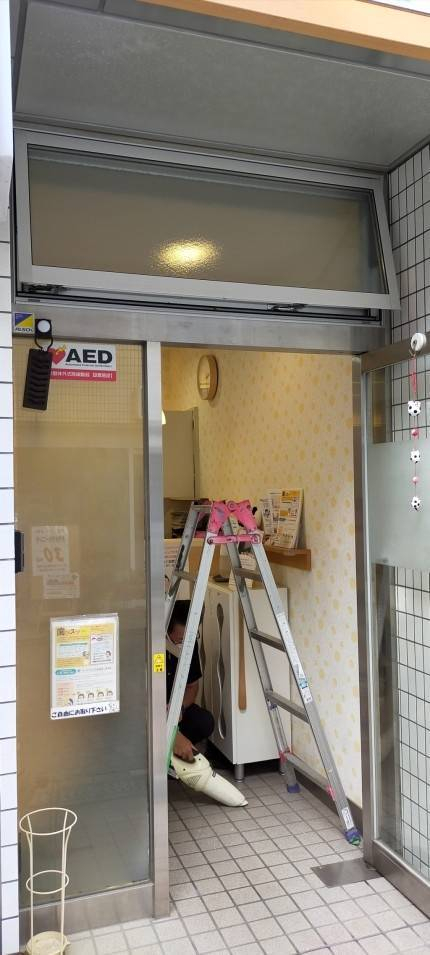 窓ドア京橋駅前店の換気のため、ドア上の嵌め殺し窓を開閉できるように（大阪市）の施工事例写真