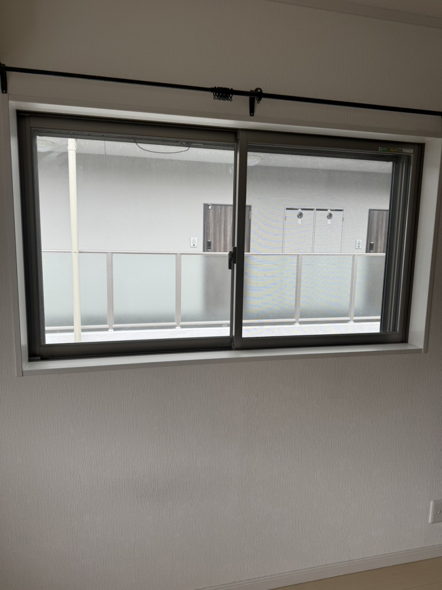 窓ドア京橋駅前店の型ガラスを選んで、目隠し！補助金でインプラス工事の施工前の写真1