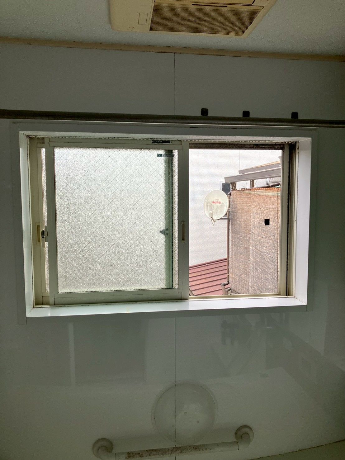 窓ドア京橋駅前店の家中すべての窓に内窓を設置の施工前の写真2