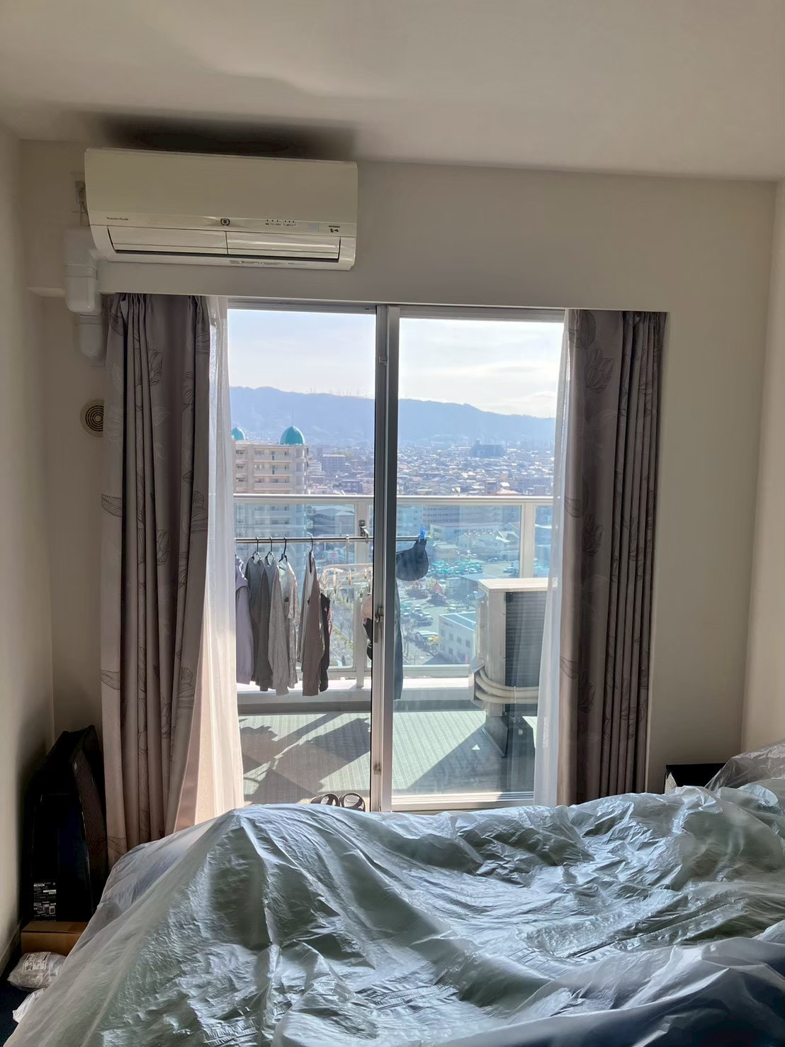 窓ドア京橋駅前店の先進的窓リノベを活用した内窓設置工事の施工前の写真1